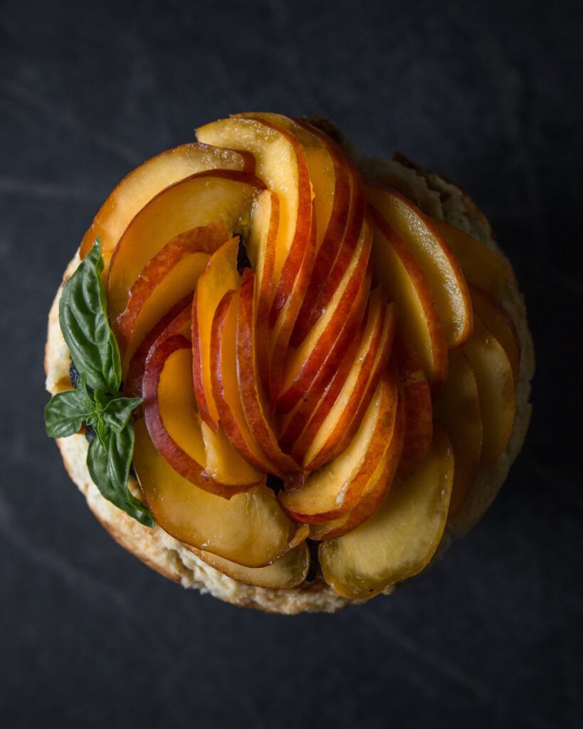 basque cheesecake pesche basilico